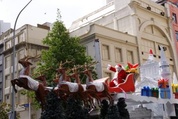 Santa flies into in Auckland